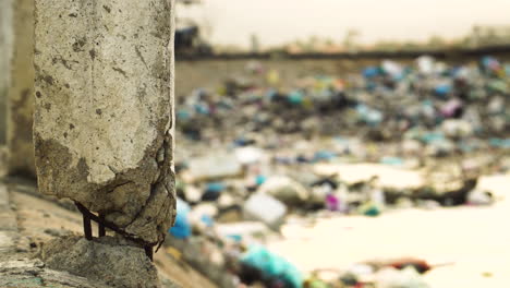un poste de hormigón construido con una vista borrosa de la basura de son hai en vietnam