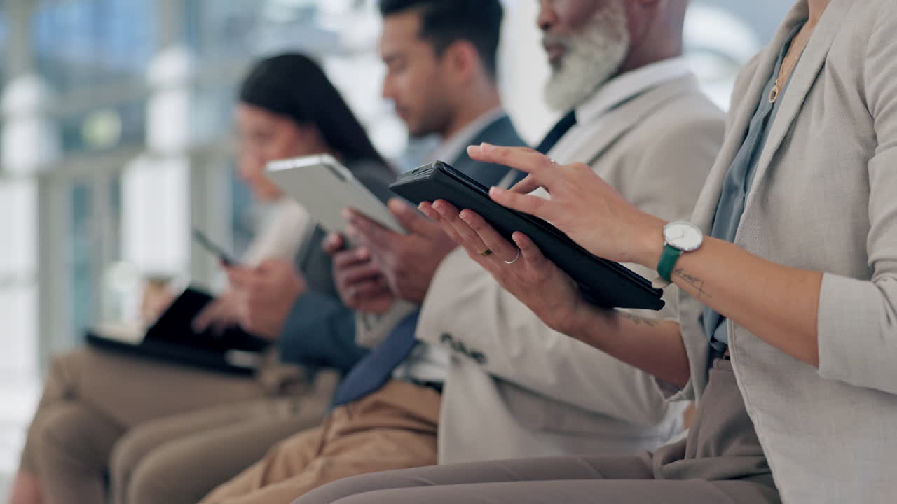 면접 대기열, 대기실과 태블릿에 손을  ⁇ 습니다.