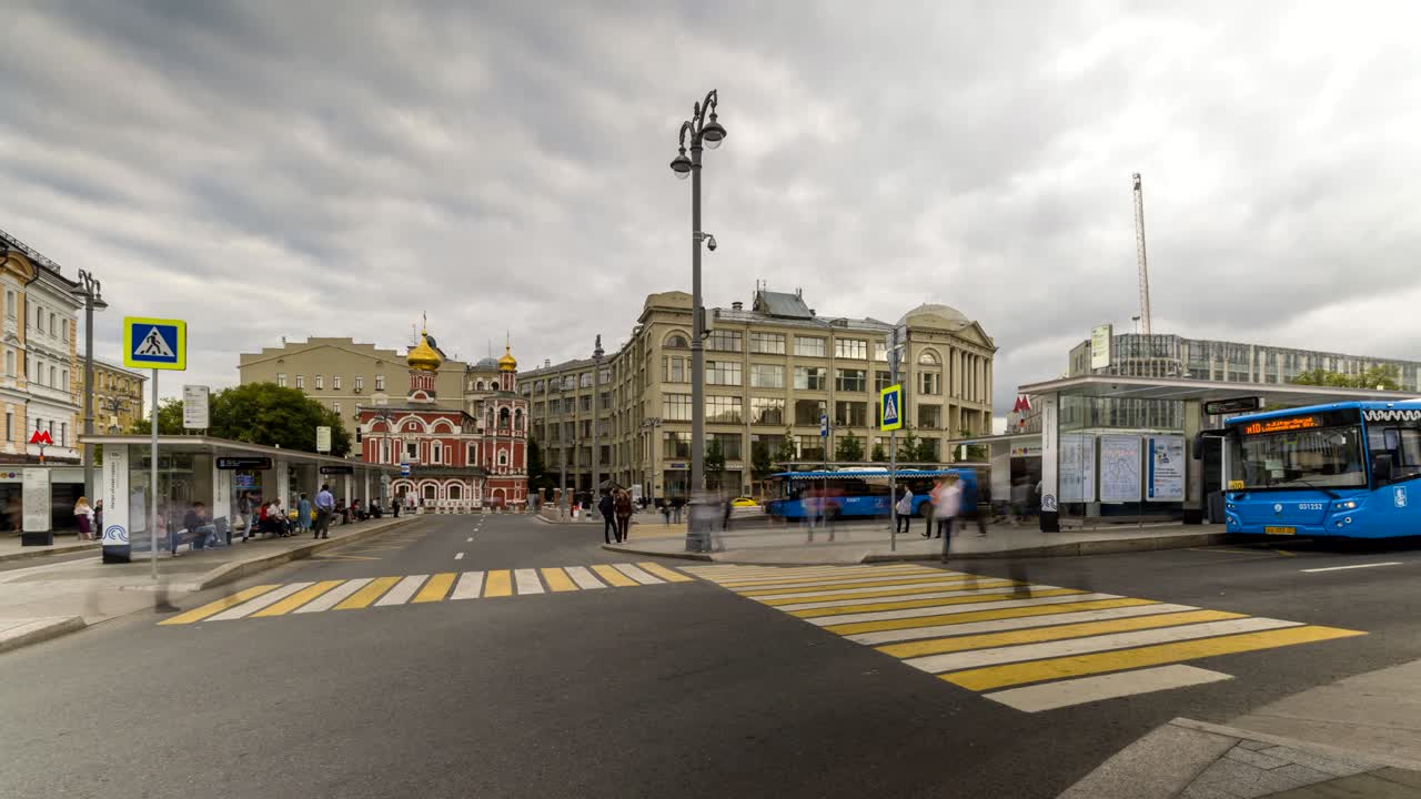 pasajeros que esperan y suben a los autobuses en la terminal de autobuses, lapso de tiempo