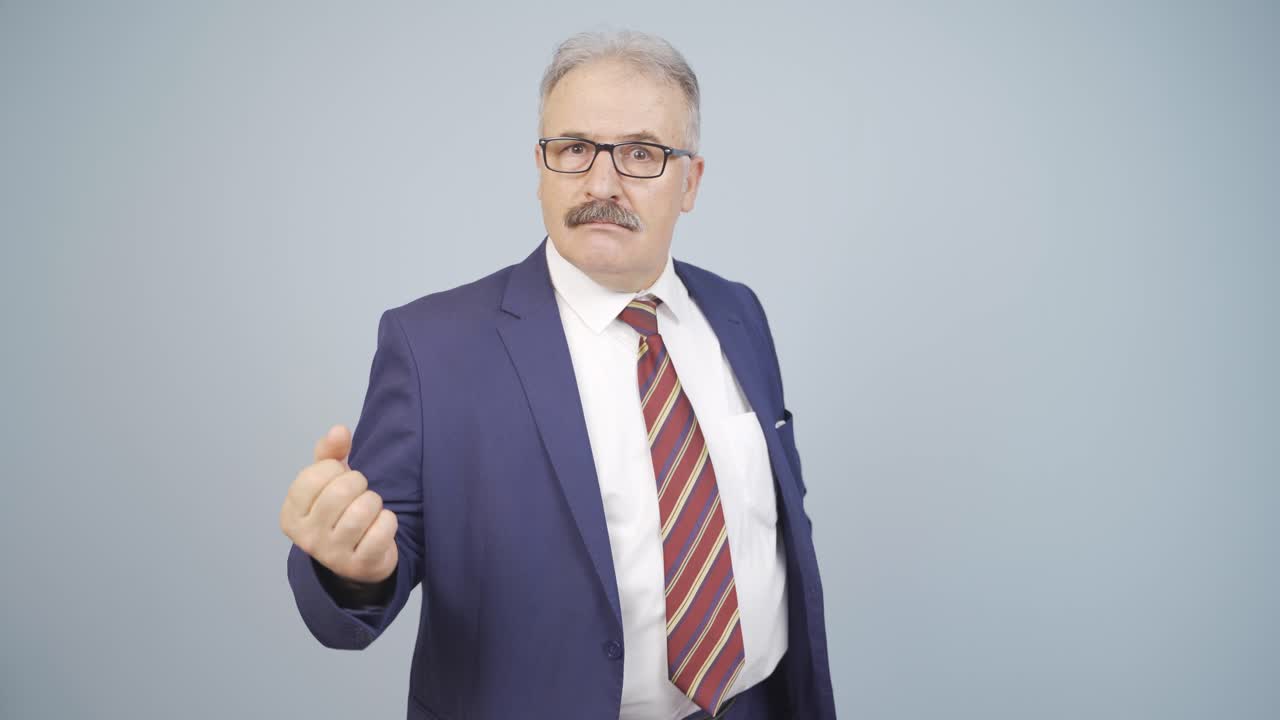 un hombre de negocios enojado mirando a la cámara.