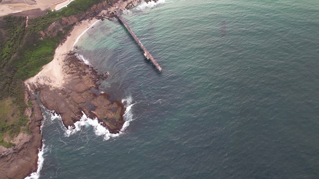 vista superior de la playa y el muelle, bahía de catherine hill en nsw, australia - toma de avión no tripulado