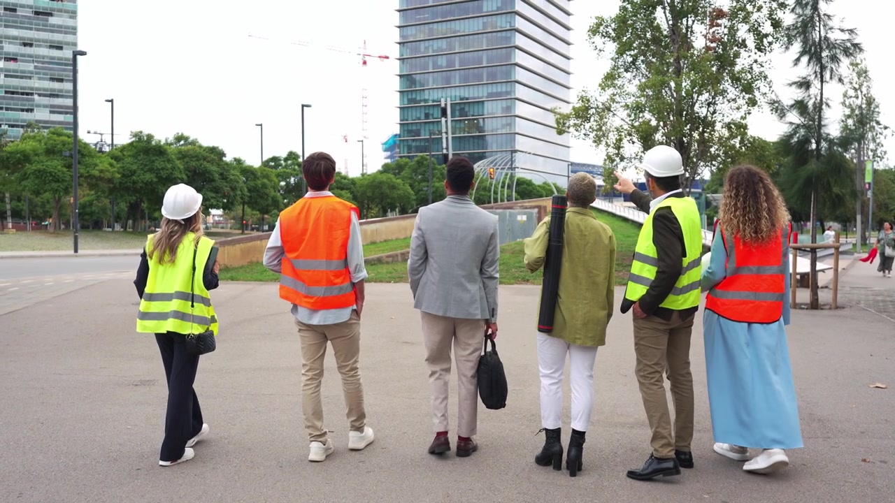 Grupo de Arquitetos e Engenheiros Caminhando em Direção a Edifício Moderno