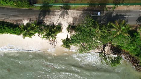 Drohnenaufnahme-Von-Klimawandel,-Globaler-Erwärmung,-Flut,-Anstieg-Des-Meeresspiegels-Bis-Zur-Hauptstraße,-Vorbeifahrende-Autos-über-Sand,-Strand-Von-Anse-Royale,-Mahe,-Seychellen-30fps-3