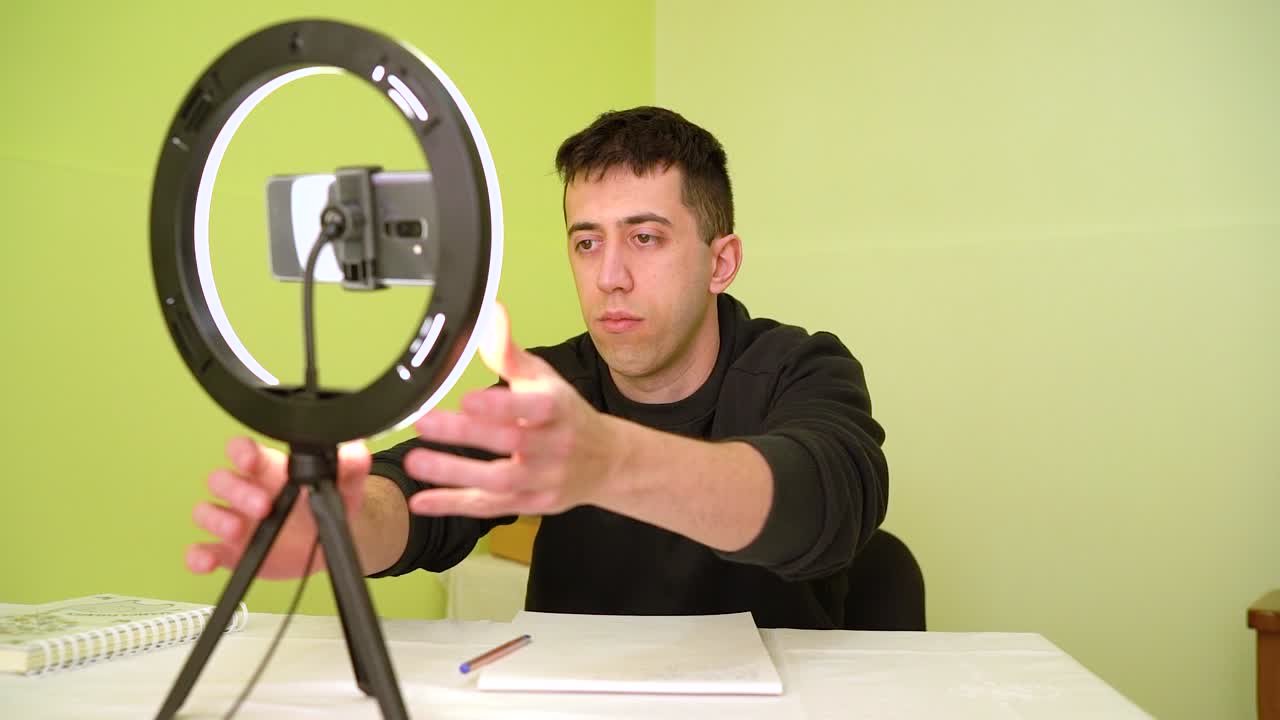 vlogging - hombre configurando led ring-light y teléfono inteligente - disparo medio