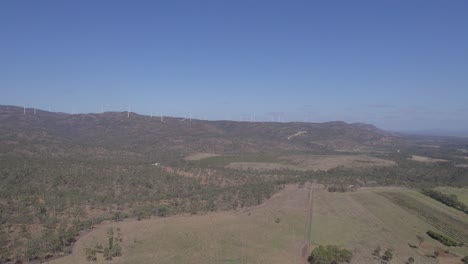 Aerogeneradores-En-Parque-Eólico-Montañoso-En-Arriga,-Queensland