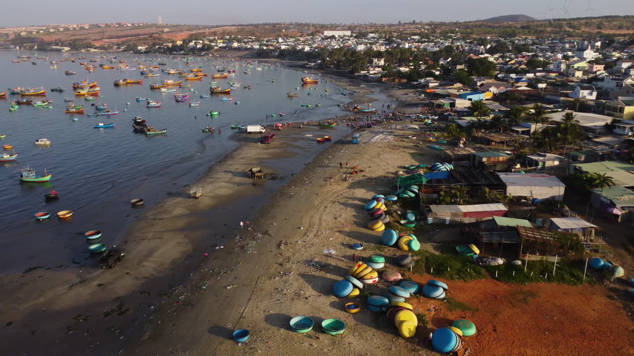 mañana ocupada de los pescadores en la costa de mui ne, descarga de barcos, carga de camiones