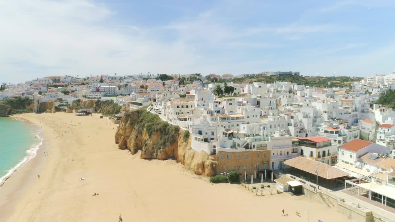Atemberaubende Luftaufnahme vom Strand der Altstadt von Albufeira, Algarve, Portugal