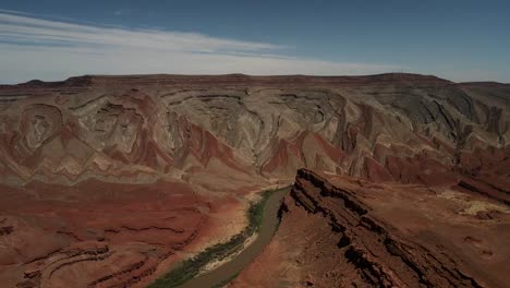 Imágenes-Aéreas-De-Drones-Que-Capturan-La-Belleza-Escénica-Del-Paisaje-De-Antílopes,-Junto-Con-Primeros-Planos-Abstractos-Que-Muestran-Las-Texturas-únicas-De-Sus-Rocas.