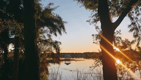 gazebo al atardecer en el lago