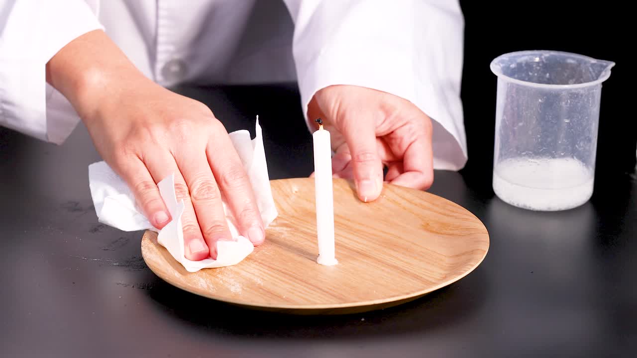 실험실 코트를 입은 아이들은 불, 컵, 그리고 나무 접시에 화학 반응으로 과학 실험을 합니다.