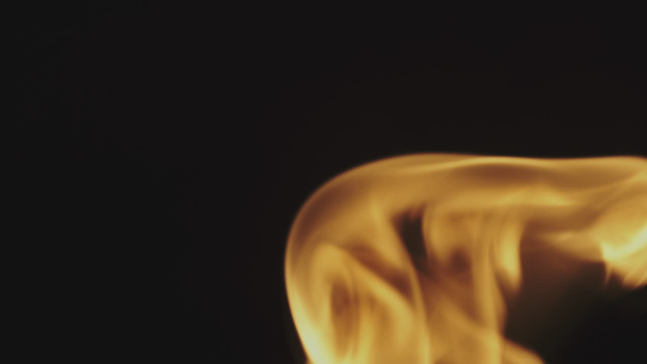 пламя на черном фоне