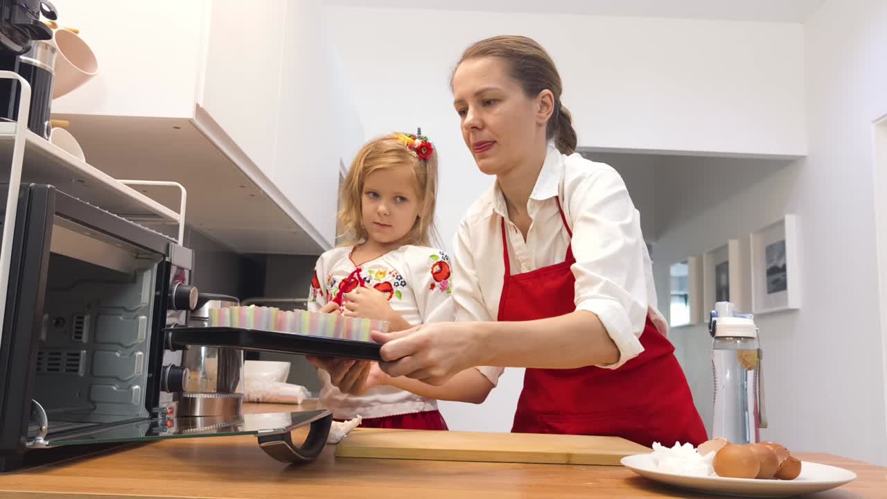 어머니 와 딸 이 함께 베이킹 하고 있다