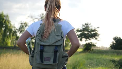 mujer caminando caminando con mochila caminando viajando en el bosque