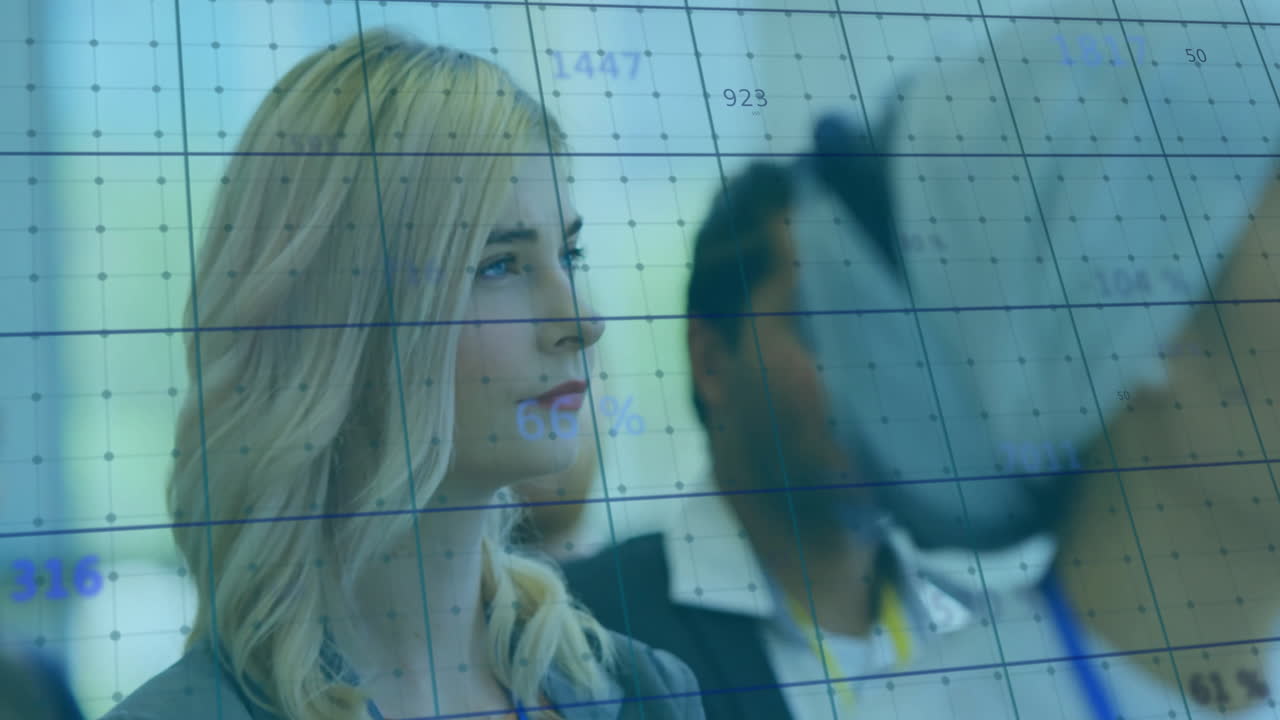 анимация изменяющихся чисел и сетки над белой женщиной, посещающей семинар