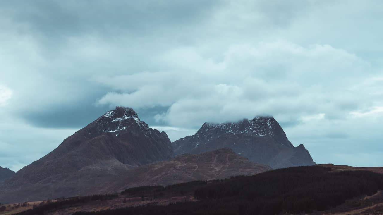 눈으로 덮인 산봉우리를 지나가는 구름의 아름다운 시간 경과