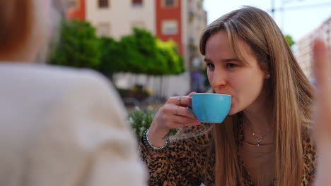 dos mujeres disfrutando de café al aire libre