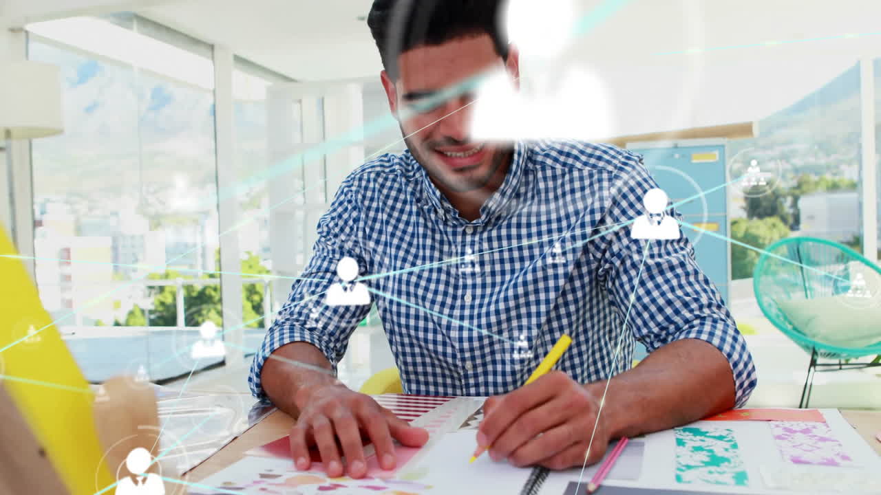 dibujando y sonriendo hombre con conexiones de redes sociales animación en el fondo de la oficina