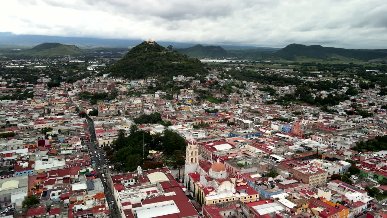 vista aérea del convento de atlixco y las montañas