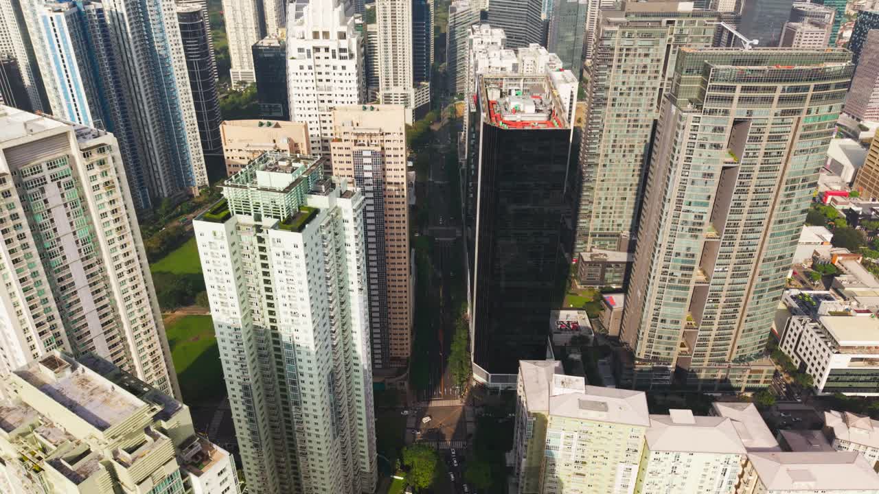 Arranha-céus modernos e ruas organizadas evidenciam o progresso do centro financeiro de Manila.