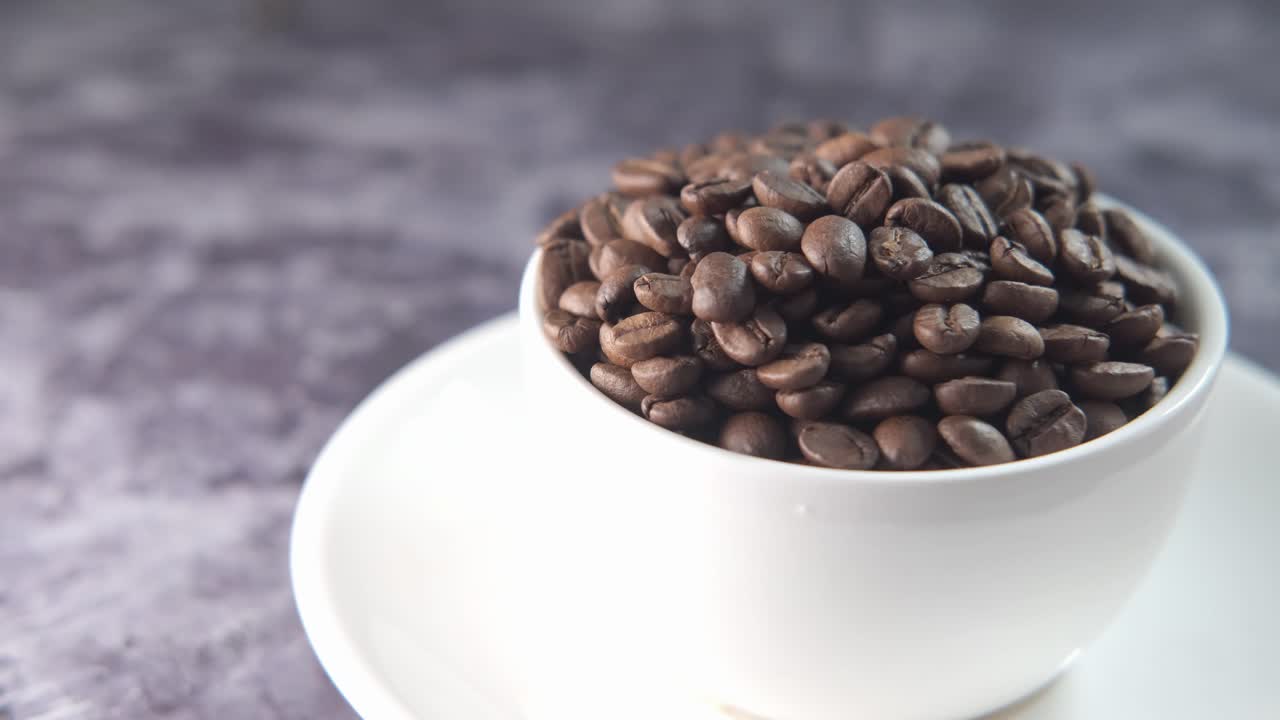 granos de café en una taza blanca