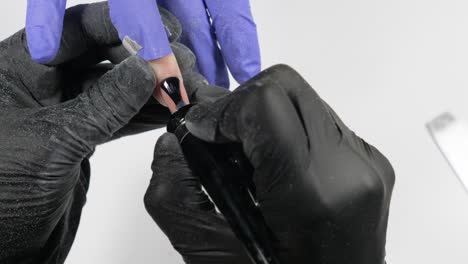 terminando una uña de almendra rusa con esmalte uhd.