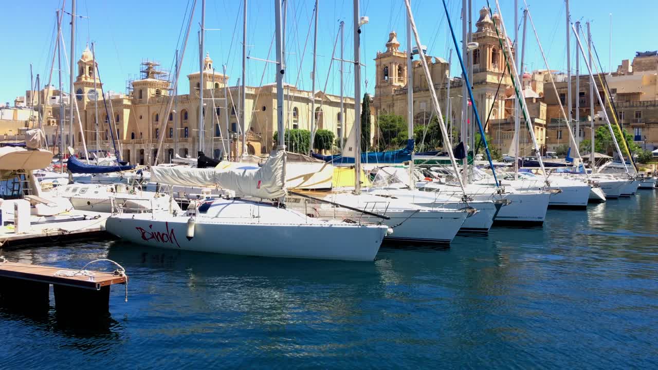 Vacker marinahamn på Malta fylld med båtar och fina byggnader i bakgrunden