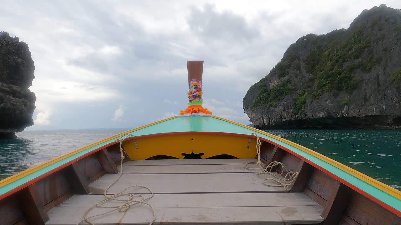 고전적인 태국 롱테일 보트를 타고 여행합니다.