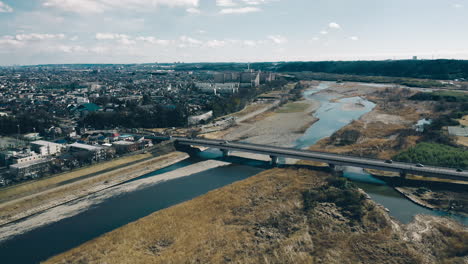 Walteich-Unter-Mutsumi-Brücke-Mit-Verkehr-In-Tokio,-Japan