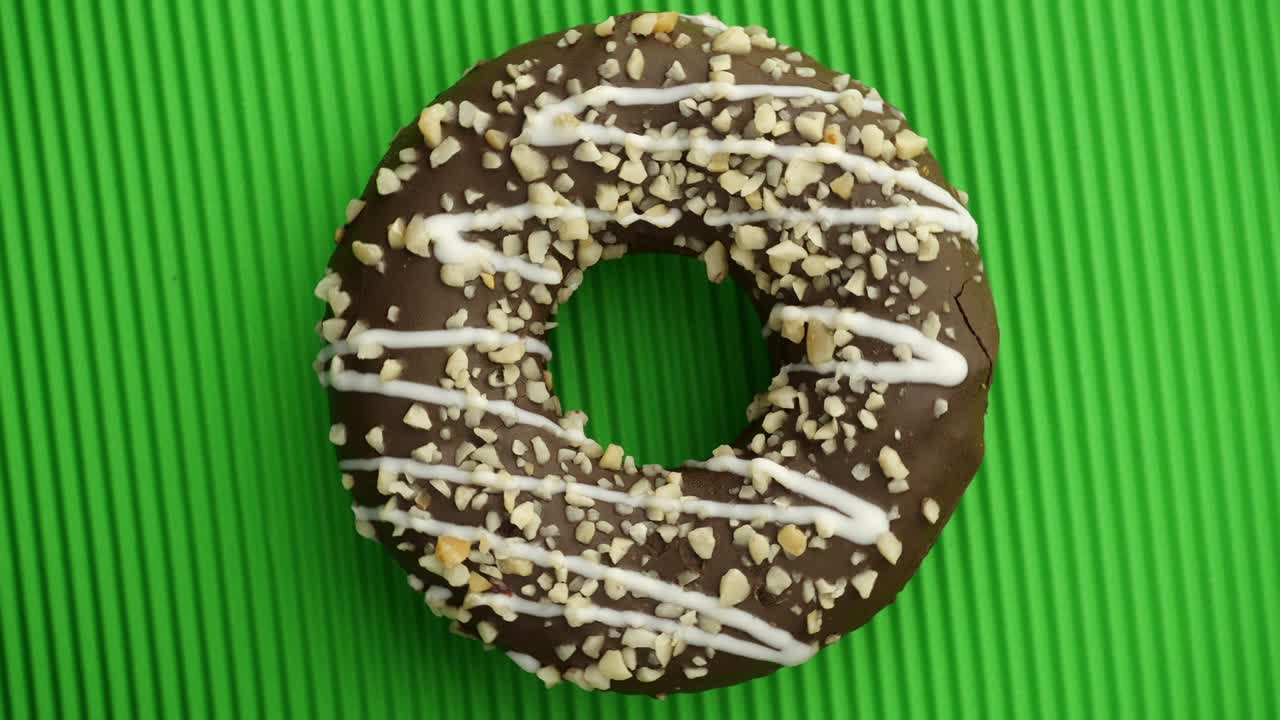 el donut glazado de primer plano.