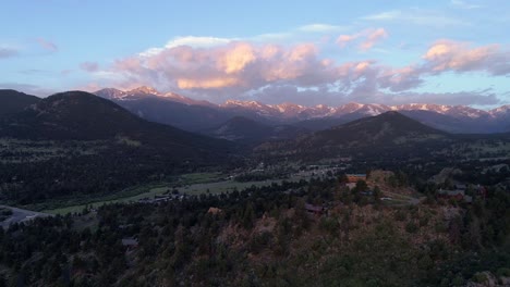 Drone-Elevándose-Sobre-Una-Cresta-Para-Revelar-El-Alpenglow-En-Las-Montañas-Rocosas-Justo-Antes-Del-Amanecer-En-Estes-Park,-Colorado,-A-Las-Afueras-Del-Parque-Nacional-De-Las-Montañas-Rocosas