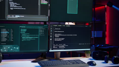 Primer-Plano-Del-Código-Que-Se-Ejecuta-En-Pantallas-De-Computadora-En-Un-Apartamento-Vacío-Utilizado-Por-Un-Hacker