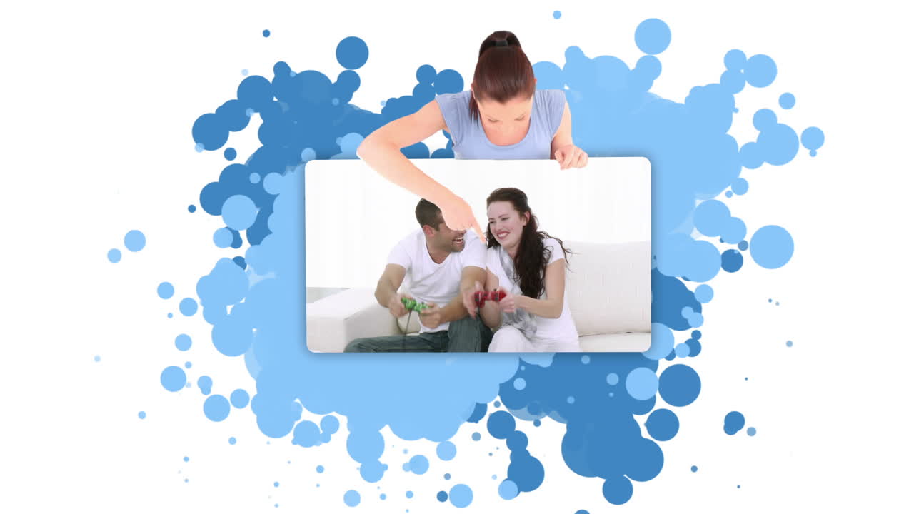 놀고 있는 커플 을 보여주는 젊은 여자