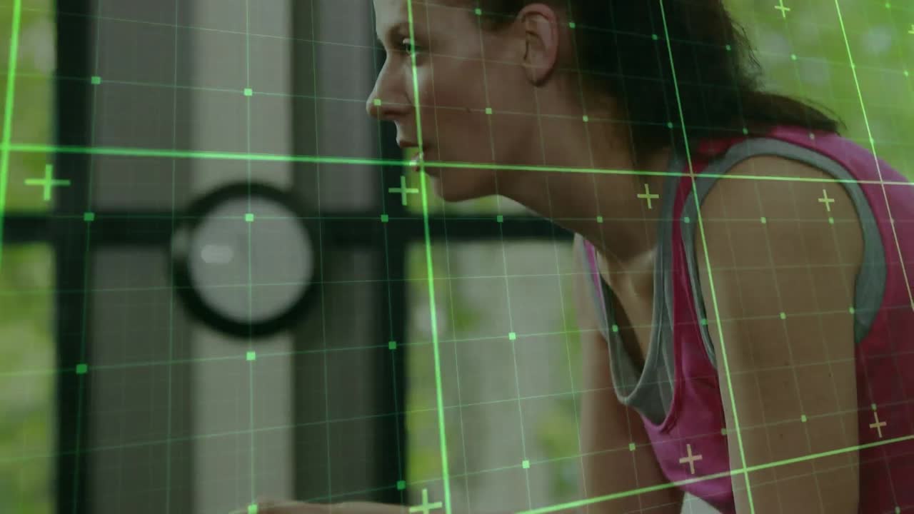 animación de la interfaz digital con cuadrados sobre una mujer haciendo ejercicio en el gimnasio