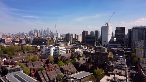 Luftdrohnenaufnahme-Am-östlichen-Ende-Von-London-An-Einem-Schönen-Sonnigen-Sommertag