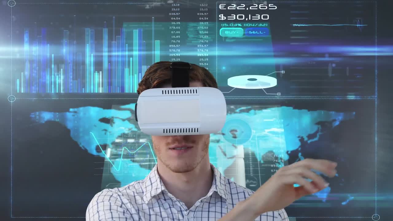 animación de un hombre de negocios caucásico con auriculares vr sobre el mapa del mundo y el procesamiento de datos en la pantalla