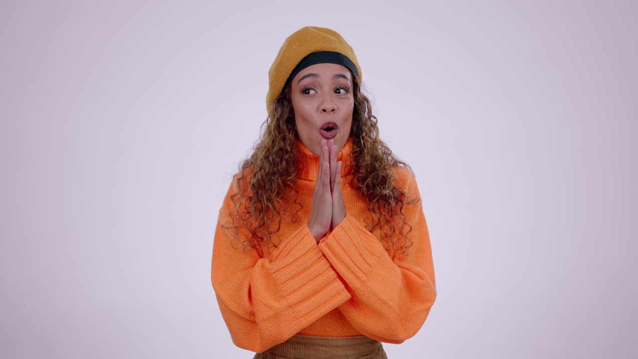emocionado, sonrisa y rostro de mujer en el estudio