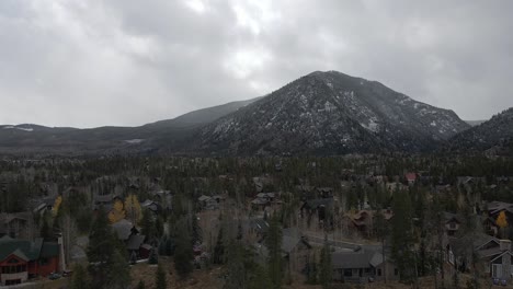 Toma-Aérea-De-Camiones-De-Barrios-De-Montaña-Con-Nieve-Fresca-Y-Monte-Real-En-La-Distancia