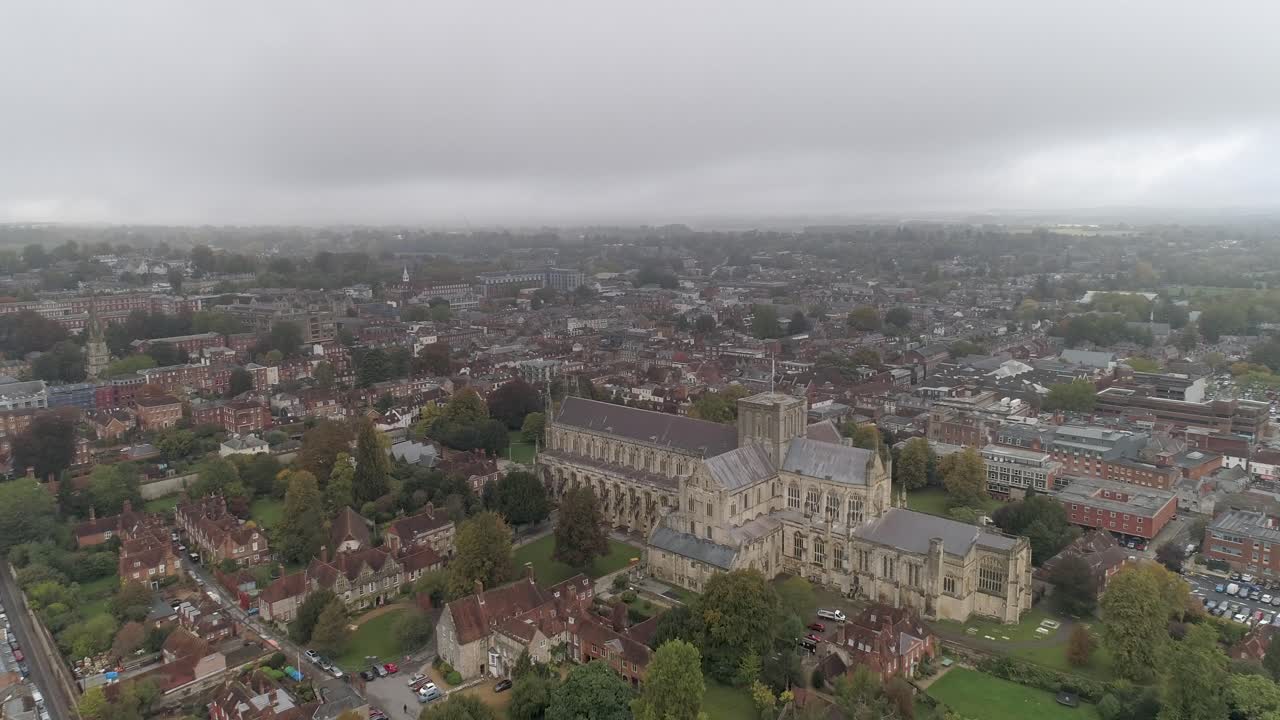 Avvicinamento aereo sulla Cattedrale di Winchester in una giornata nuvolosa