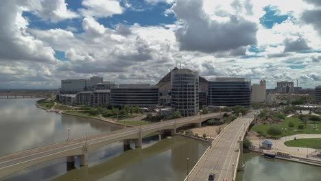 Downtown-of-Tempe-in-Arizona,-America,-hyperlapse-over-river-on-a-cloudy-day