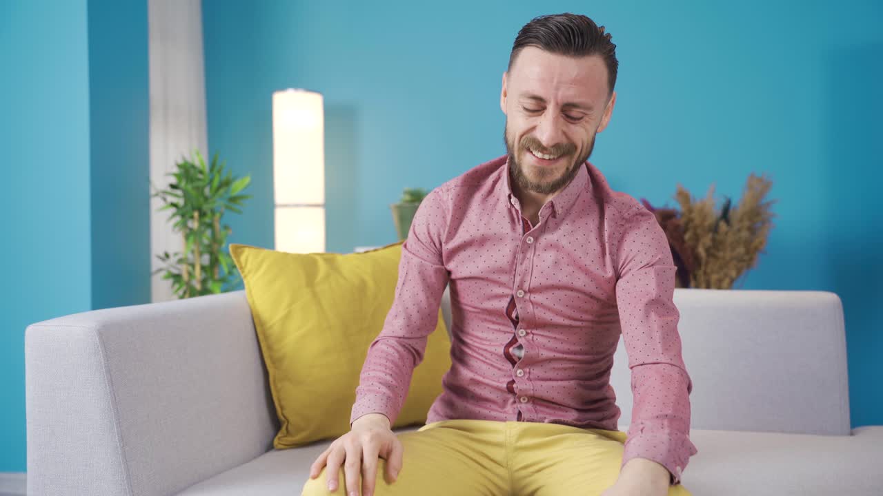 un hombre feliz y guapo expresando su aprecio, dando como señal y sonriendo.