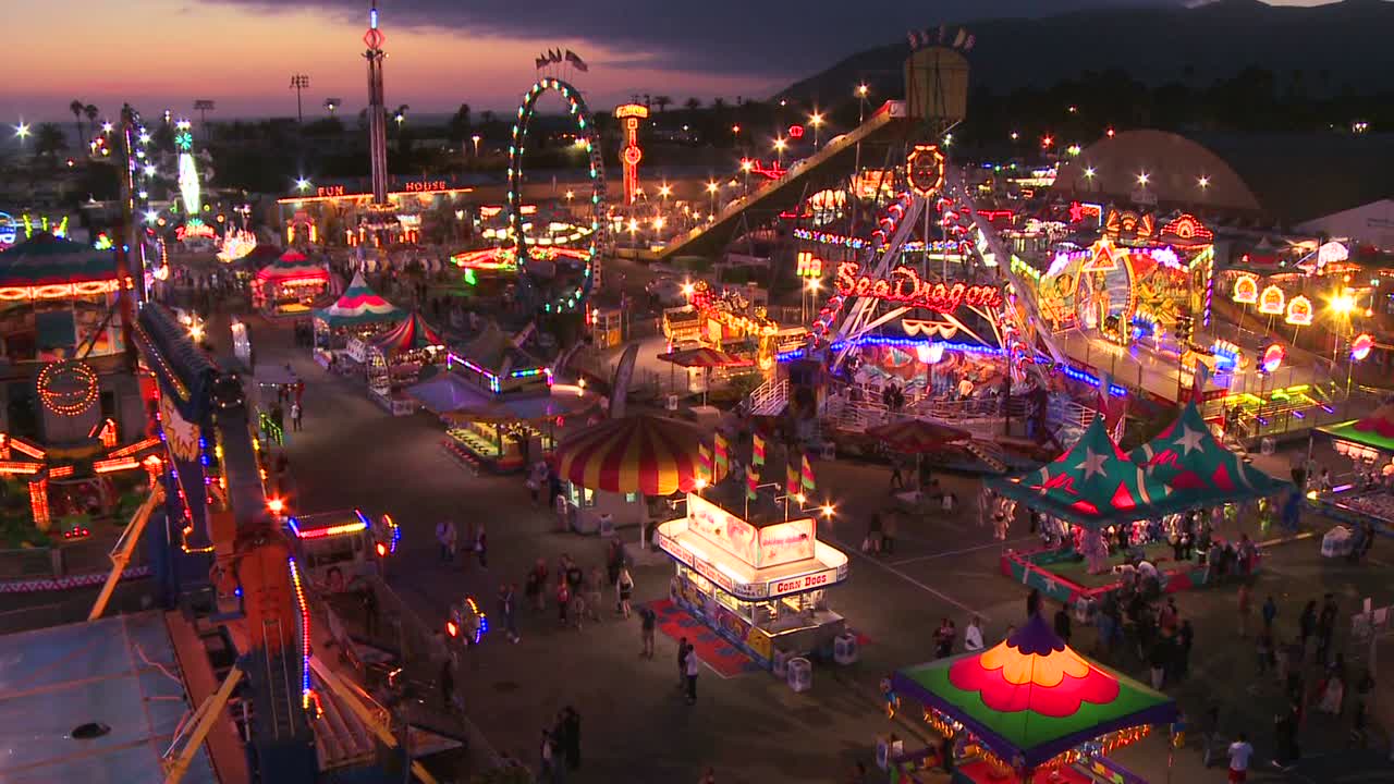 많은 놀이기구와 어트랙션이 있는 밝은 조명 놀이 공원의 높은 각도