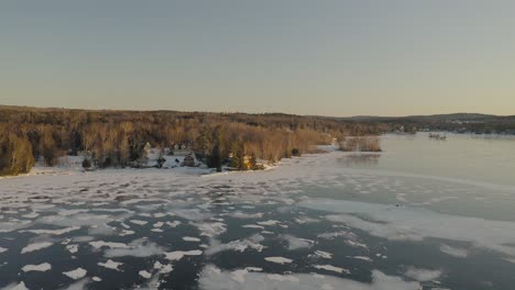 Häuser-Am-Ufer-Des-Moosehead-Lake