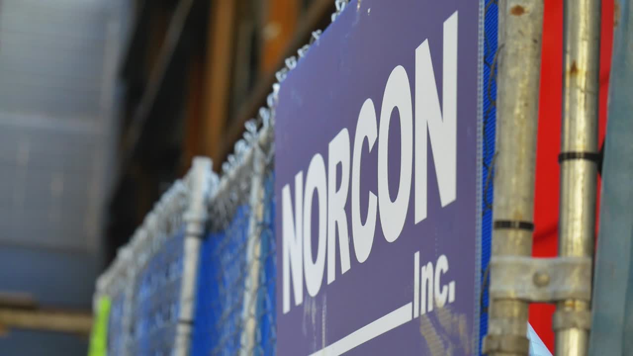 close up del logotipo de norcon en el sitio de trabajo