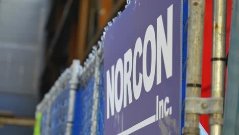 close-up van het norcon-logo op de werkplaats