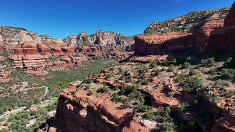 Arbustos-Que-Crecen-En-Los-Acantilados-Durante-El-Verano-En-El-Parque-Estatal-Red-Rock,-Sedona,-Arizona,-Estados-Unidos