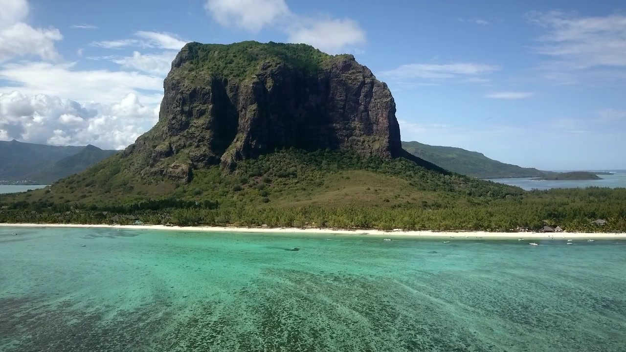 Toma de dron avanzando sobre la montaña Morne Brabant en la isla Mauricio