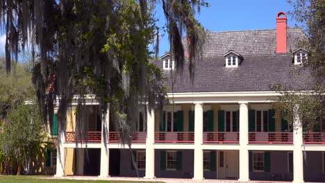 A-wide-shot-of-a-beautiful-gracious-Southern-mansion-on-an-estate-amongst-oak-trees-2