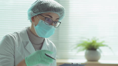 doctora con máscara de protección hablando con una anciana en el hospital