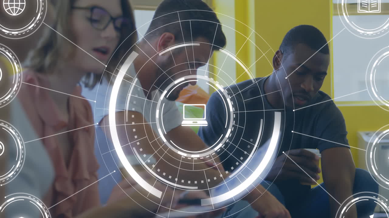 animación de una red de iconos digitales contra diversos colegas discutiendo en la oficina