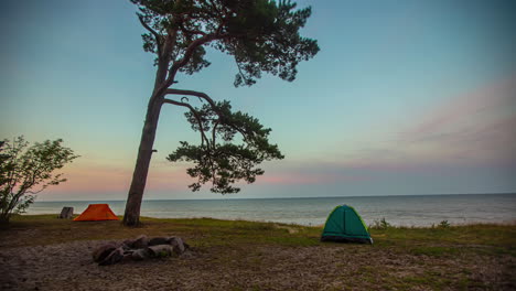 Acampar-En-La-Playa-En-Tiendas-De-Campaña-Mientras-La-Puesta-De-Sol-Se-Convierte-En-Crepúsculo---Lapso-De-Tiempo